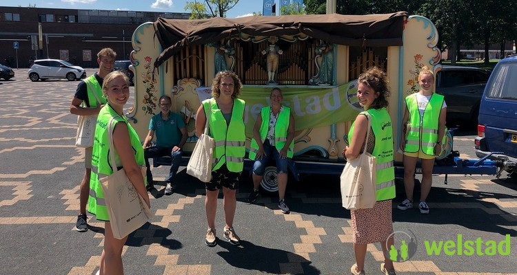 Ondanks de hoge temperaturen zorgden de medewerkers van het project "Binnenstebuiten" voor een glimlach bij menigeen